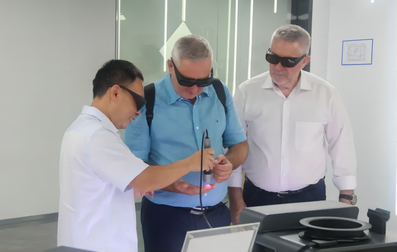 Maďarská delegácia pre vedu a technológiu a hospodársku a obchodnú spoluprácu navštívila PBM Medical Laser, aby preskúmala hranice laserovej technológie